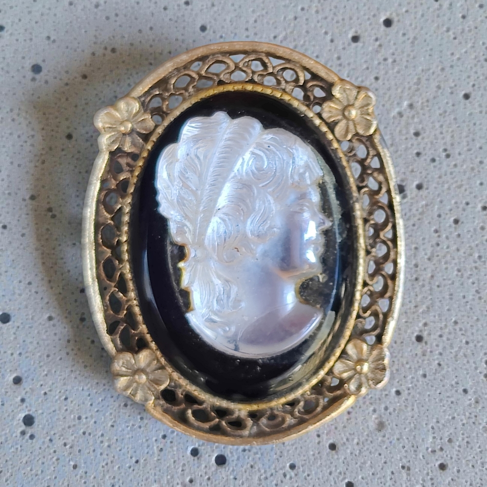 Vintage Mother Of Pearl And Black Onyx Glass Cameo Brooch